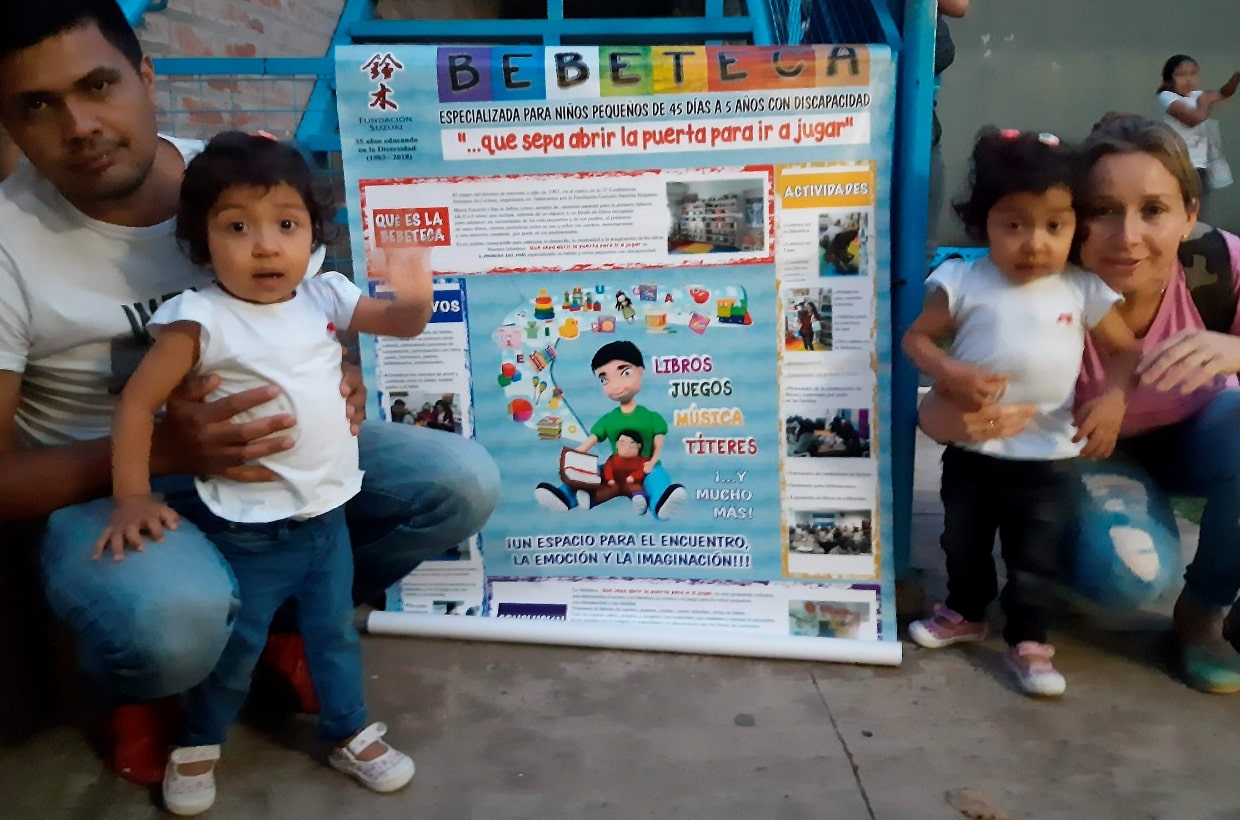 Photo of Niños y padres visitando la Bebeteca